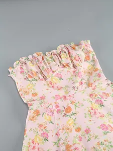 Dettaglio di top a fascia rosa a fiori con scollatura a balze e stampa estiva