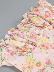 Dettaglio macro del tessuto a balze floreali rosa su un abito estivo femminile o top
