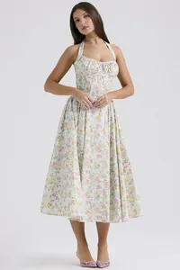 Vista dettagliata di elegante abito midi floreale con scollo all'americana in studio