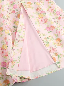 Dettaglio di un abito a fiori rosa che mostra la trama del tessuto e la fodera interna