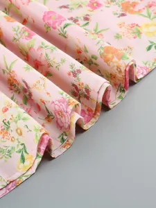 Dettaglio macro di un tessuto a stampa floreale rosa con eleganti trame a pieghe sottili