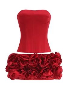 Dettaglio del corsetto rosso senza spalline e della minigonna con fiori 3D eleganti