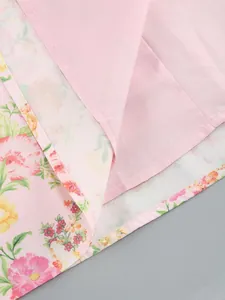 Vista macro che mostra le cuciture dettagliate del tessuto floreale rosa e della fodera.