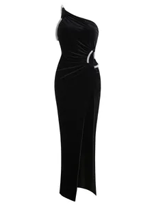 Elegante vestido de noche de terciopelo de un hombro con pedrería y abertura