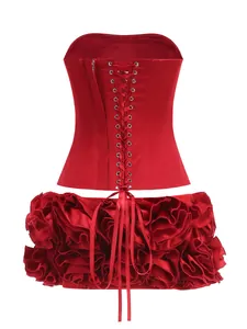 Dettaglio del corsetto con lacci sulla schiena e gonna a fiori rossi.