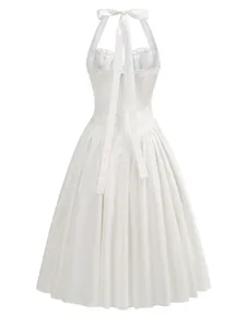 Vista posteriore di un elegante abito da sera bianco con scollo all'americana e fiocco
