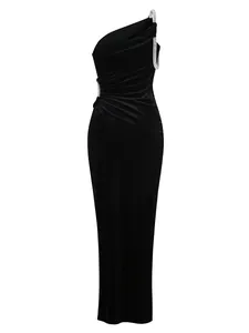 Elegante vestido largo de terciopelo de un hombro con lujosos detalles de strass brillantes