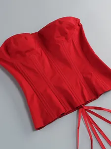 Dettaglio di un sexy corsetto rosso senza spalline con texture del tessuto e lacci