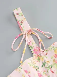 Dettaglio di un top a corsetto a fiori con spalline annodabili e stecche modellanti