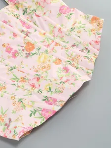 Dettaglio ravvicinato della trama floreale e delle stecche del vestito a corsetto