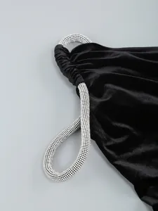 Detalle del tirante con diamantes de imitación y el tejido de terciopelo negro.