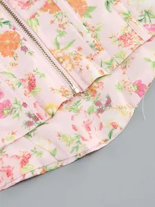 Vista dettagliata del corsetto con stampa floreale rosa, cerniera e struttura a stecche