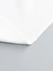 Vista macro che mostra le cuciture sottili e la trama del tessuto bianco di alta qualità