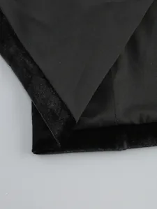 Detalle de la lujosa textura de terciopelo negro y forro interior del vestido de gala