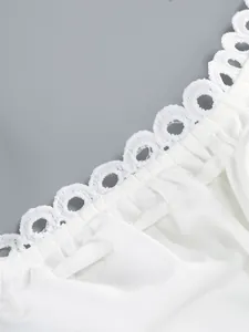 Dettaglio dell'elegante bordo in pizzo bianco lavorato all'uncinetto sul vestito