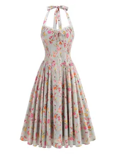 Vista completa di un elegante abito floreale a vita alta con corpino a corsetto e gonna.
