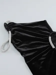 Primer plano de un elegante vestido de terciopelo negro con lujoso detalle de pedrería