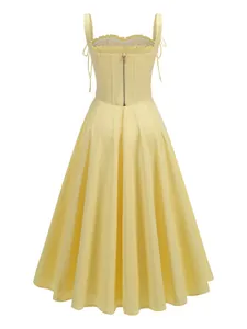 Vista posteriore di un abito midi giallo stile corsetto con gonna a pieghe