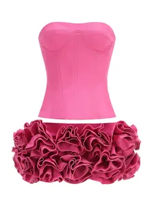 Abito a fascia rosa con scenografico orlo a balze floreali 3D e vestibilità slim