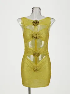 Detail des sexy gelben Strass-Minikleids mit Blumenapplikation und Cut-Out-Design