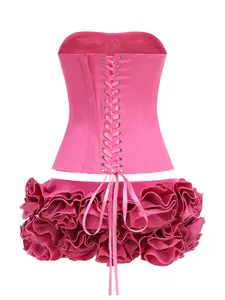 Vista dettagliata dell'abito a corsetto rosa senza spalline con minigonna a balze 3D