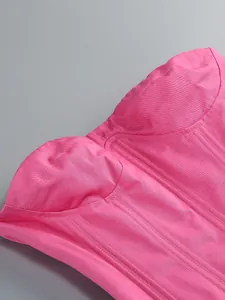 Primo piano dettagliato della trama del tessuto e delle cuciture di un corsetto rosa