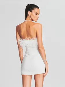 Vista detallada de la espalda del vestido de lentejuelas blanco con plumas de avestruz
