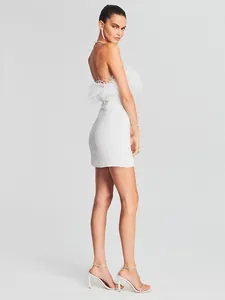 Vestido mini de lentejuelas blancas con plumas de avestruz y diseño de espalda aire.