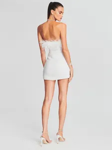 Vista trasera de mini vestido blanco de lentejuelas con plumas de avestruz de lujo