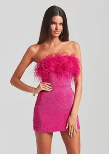 Elegante abito a fascia con paillettes rosa e lussuoso bordo in piume di struzzo