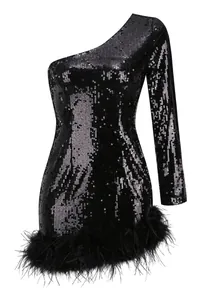 Dettaglio dell'abito monospalla nero di paillettes con elegante bordo in piume