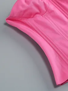 Dettaglio ravvicinato di un abito senza spalline rosa con trama del tessuto e cuciture