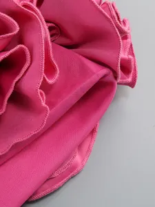 Dettaglio macro dell'orlo a balze fucsia di alta qualità su un abito da sera sexy