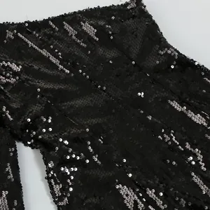 Dettaglio ravvicinato di paillettes nere luccicanti su tessuto di abito da sera