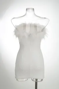 Vestido de lentejuelas blancas con ribete de plumas de avestruz de alta calidad