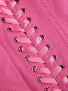 Macro del dettaglio dell'allacciatura in raso rosa con occhielli sulla veste.