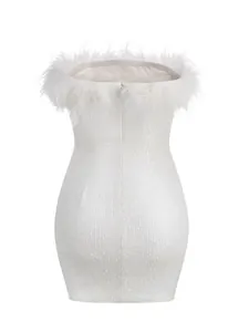 Detalle trasero de vestido ajustado de lentejuelas blancas con plumas de avestruz