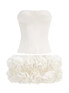 Vista dettagliata di un elegante corsetto bianco senza spalline e set minigonna con fiori 3D.