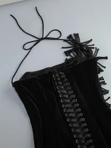 Λεπτομέρεια μαύρου βελούδινου φορέματος κορσέ με κορδόνια μπροστά και δέσιμο στο λαιμό.