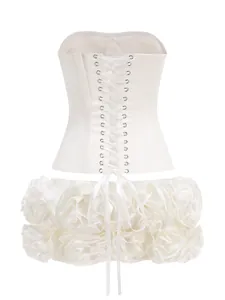 Vista dettagliata di un elegante corsetto bianco senza spalline e minigonna a balze floreali 3D