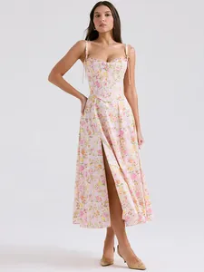 Elegante set di abiti a corsetto floreale rosa con spalline sottili e spacco frontale