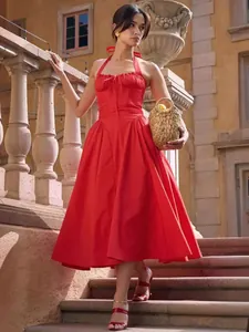Elegante abito midi rosso con scollo all'americana, corpino a pieghe e gonna svasata da vacanza.