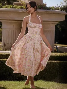 Elegante abito midi floreale con scollo all'americana e corpetto a corsetto in giardino