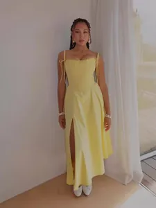 Elegante set abito midi a corsetto giallo con stecche di balena e spacco alto sexy