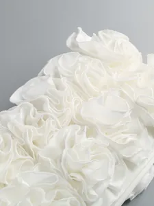 Elegante dettaglio ravvicinato dell'applique floreale a balze su un abito da sera