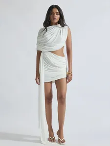 Elegante conjunto de vestido corto blanco de dos piezas drapeado con banda larga al hombro.