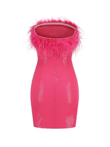 Vista detallada del vestido palabra de honor rosa con lentejuelas y plumas