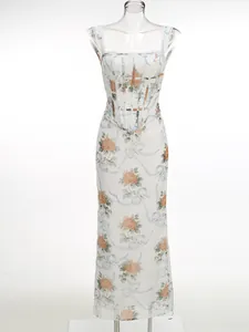 Vue détaillée de la robe longue à imprimé floral et rubans style corset sur mannequin