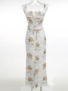 Vue arrière détaillée d'une robe longue fleurie blanche avec un élégant laçage corset