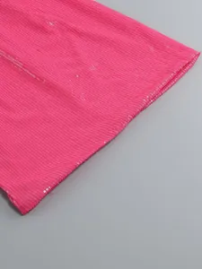 Primer plano detallado de tela de vestido rosa fucsia con lentejuelas brillantes y textura fina